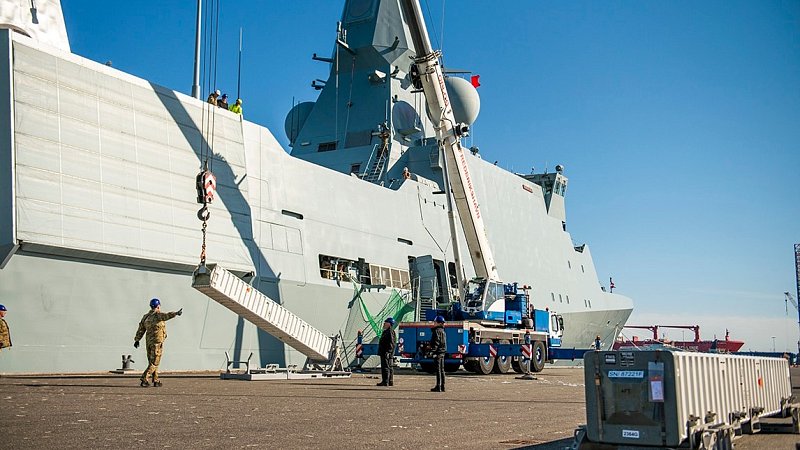 Погрузка зенитных ракет SM-2 на датский фрегат "Нильс Юэль"